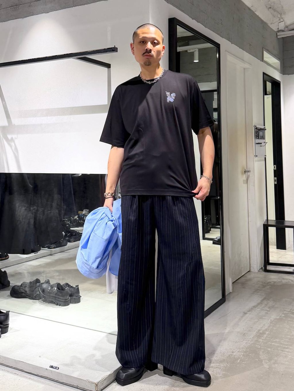 ブルー系のシャツ/ブラウス、ブラック系のサンダル、ブルー系のスラックスを着用したメンズの夏コーディネートの5枚目の写真