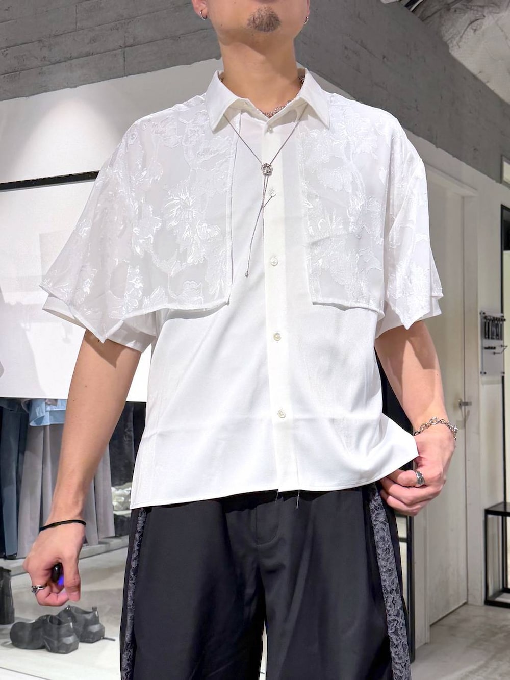 ブラック系のその他パンツ、ブラック系のサンダル、ブラック系のトートバッグを着用したメンズの夏コーディネートの5枚目の写真
