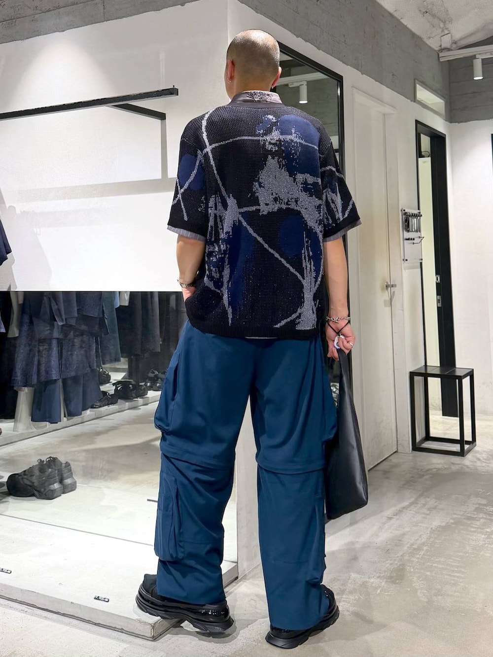 ブラック系のカーディガン/ボレロ、ブラック系のトートバッグ、ブラック系のサンダルを着用したメンズの夏コーディネートの3枚目の写真