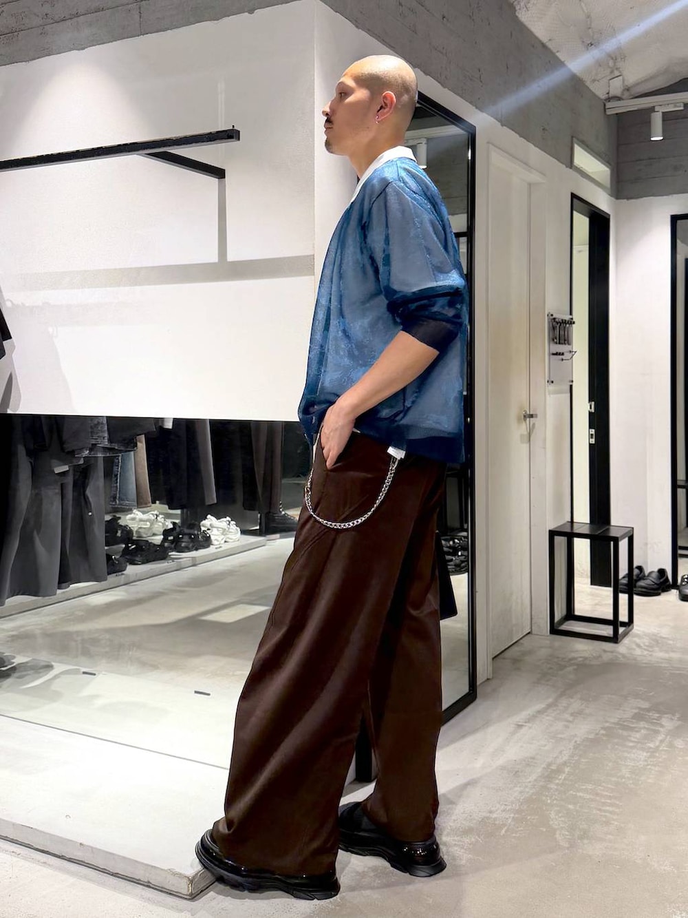 ブルー系のカーディガン/ボレロ、ブラウン系のスラックス、ブラック系のサンダルを着用したメンズの夏コーディネートの2枚目の写真