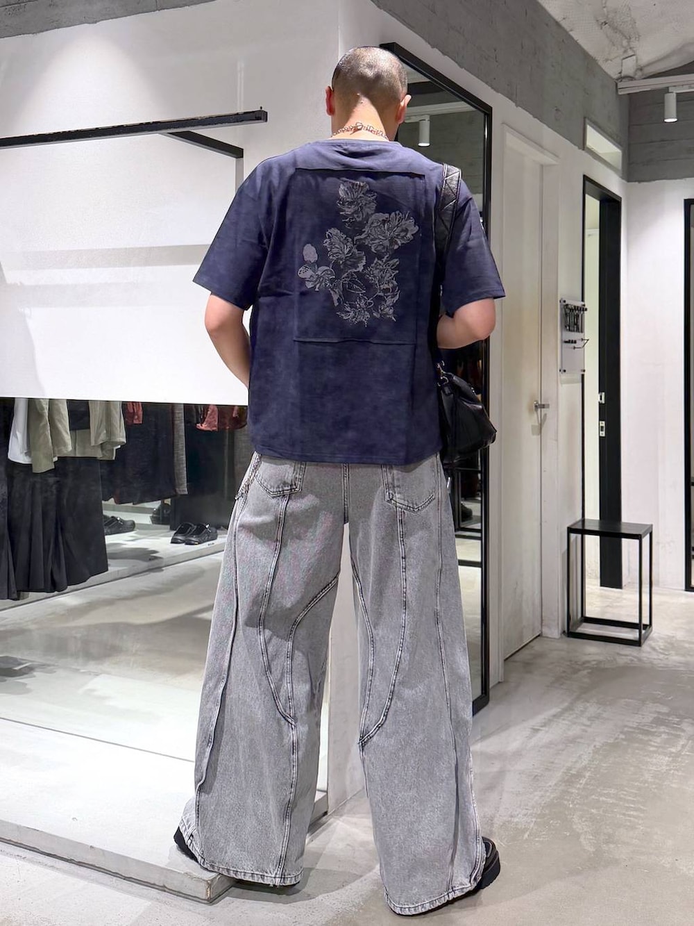 ブラック系のショルダーバッグ、ブラック系のローファー、グレー系のデニムパンツを着用したメンズの夏コーディネートの3枚目の写真