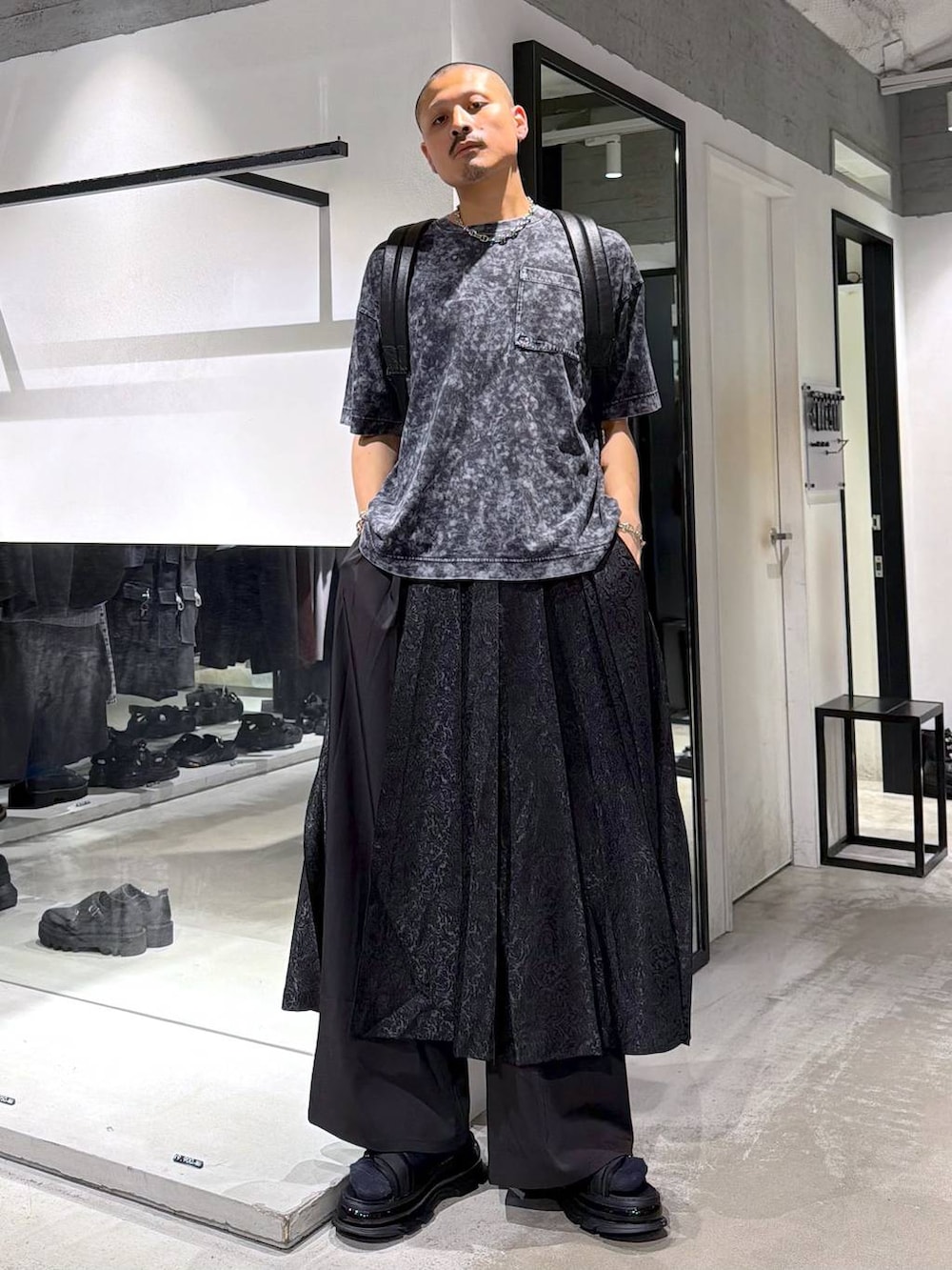 ブラック系のシャツ/ブラウス、グレー系のTシャツ/カットソー、ブラック系のその他パンツを着用したメンズの夏コーディネートの6枚目の写真