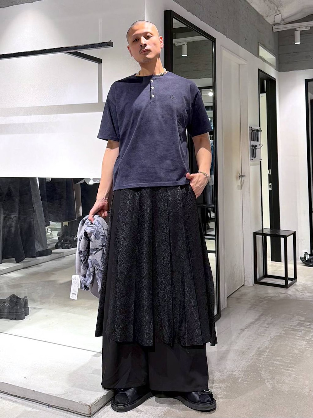 ブラック系のその他パンツ、ブラック系のサンダル、ブラック系のトートバッグを着用したメンズの春コーディネートの5枚目の写真