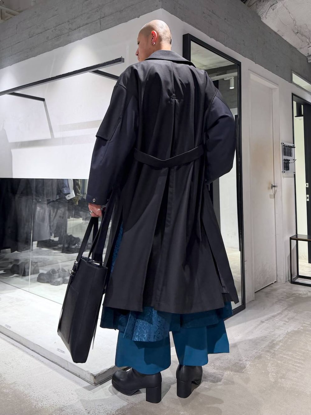 ブラック系のブーツ、ブラック系のシャツ/ブラウス、ブラック系のトートバッグを着用したメンズの春コーディネートの3枚目の写真