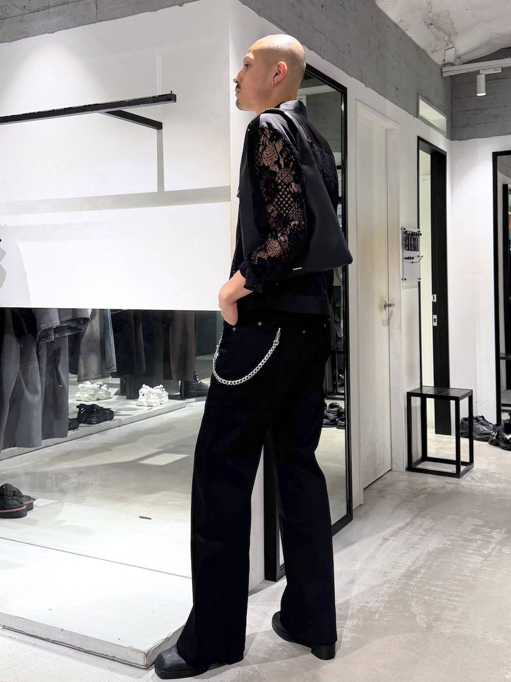 ブラック系のシャツ/ブラウス、ブラック系のサンダル、ブラック系のデニムパンツを着用したメンズの夏コーディネートの2枚目の写真