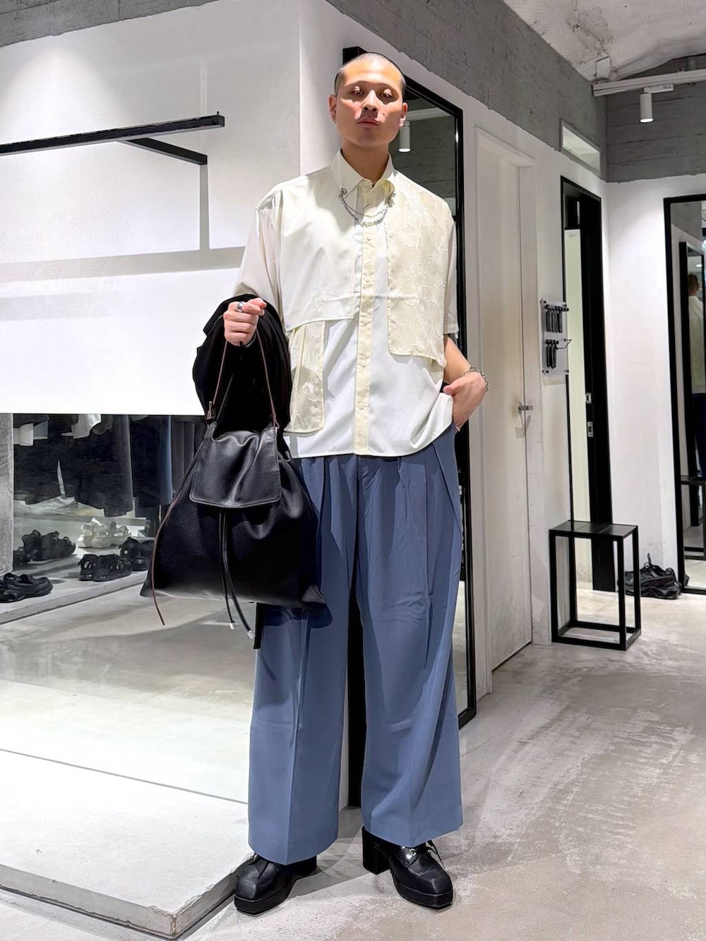 ホワイト系のシャツ/ブラウス、ブラック系のサンダル、ブルー系のスラックスを着用したメンズの春コーディネートの5枚目の写真