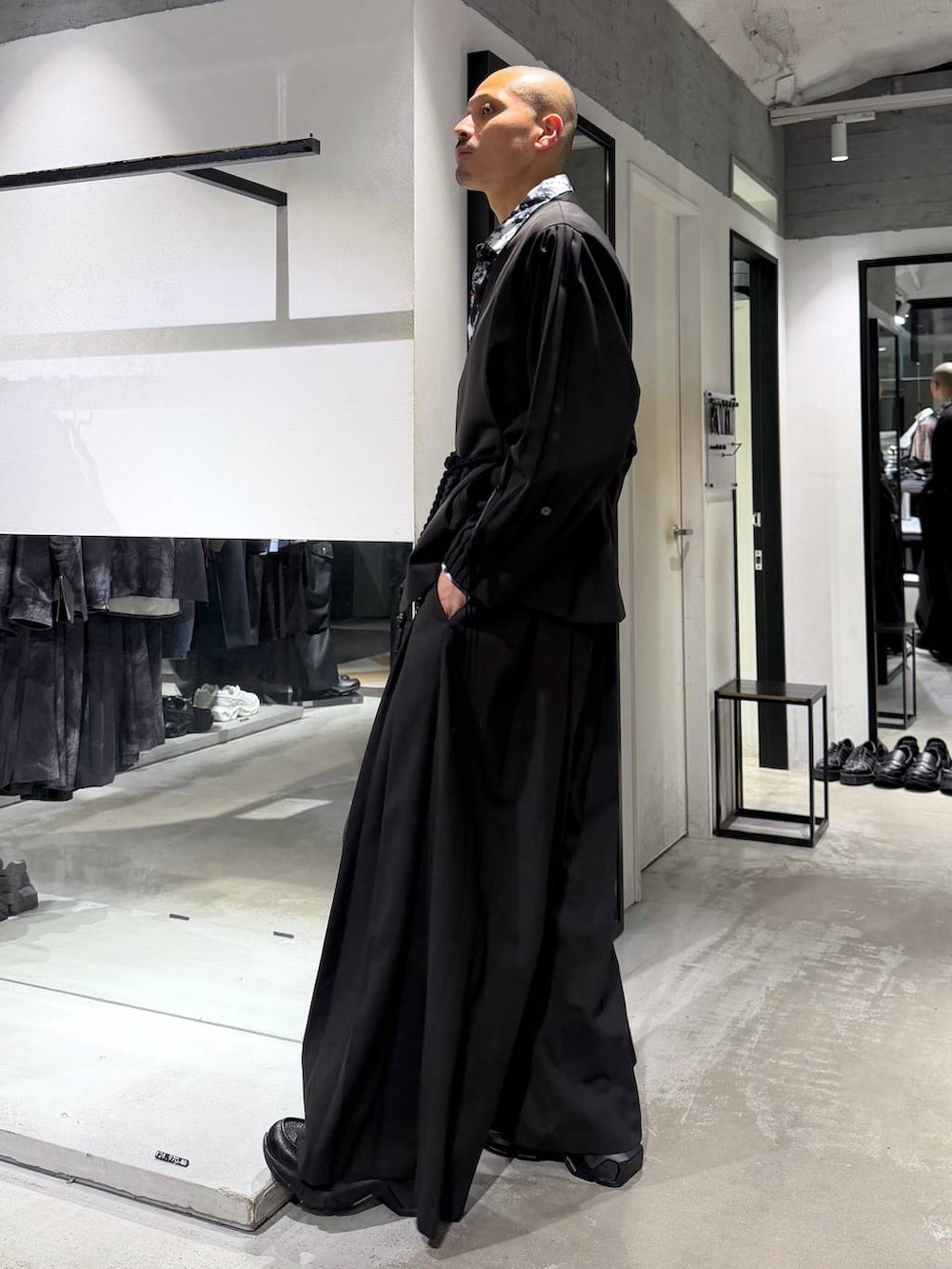 ブラック系のローファー、グリーン系のその他パンツ、グリーン系のノーカラージャケットを着用したメンズの秋コーディネートの2枚目の写真