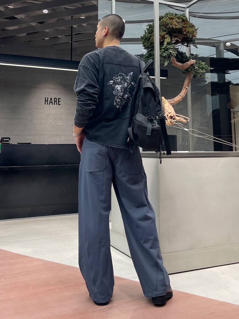 ブラック系のローファー、ブラック系のバックパック/リュック、シルバー系のブレスレットを着用したメンズの秋コーディネートの2枚目の写真