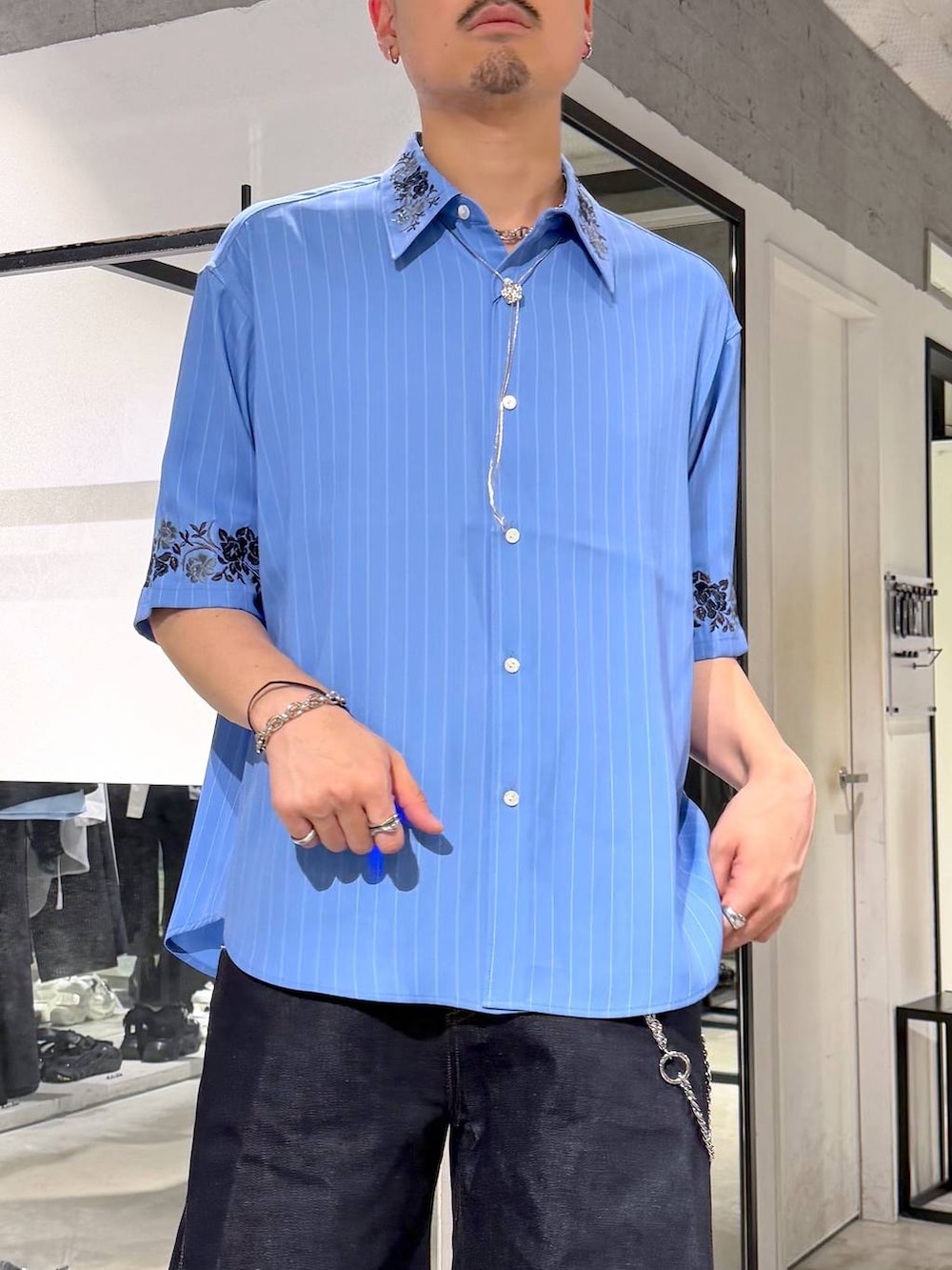 ブルー系のシャツ/ブラウス、ブルー系のデニムパンツ、ブラック系のサンダルを着用したメンズの夏コーディネートの5枚目の写真