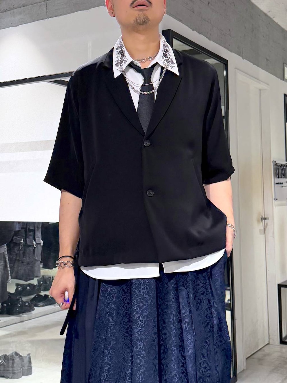 ホワイト系のシャツ/ブラウス、ブラック系のトートバッグ、ブラック系のネクタイを着用したメンズの夏コーディネートの4枚目の写真