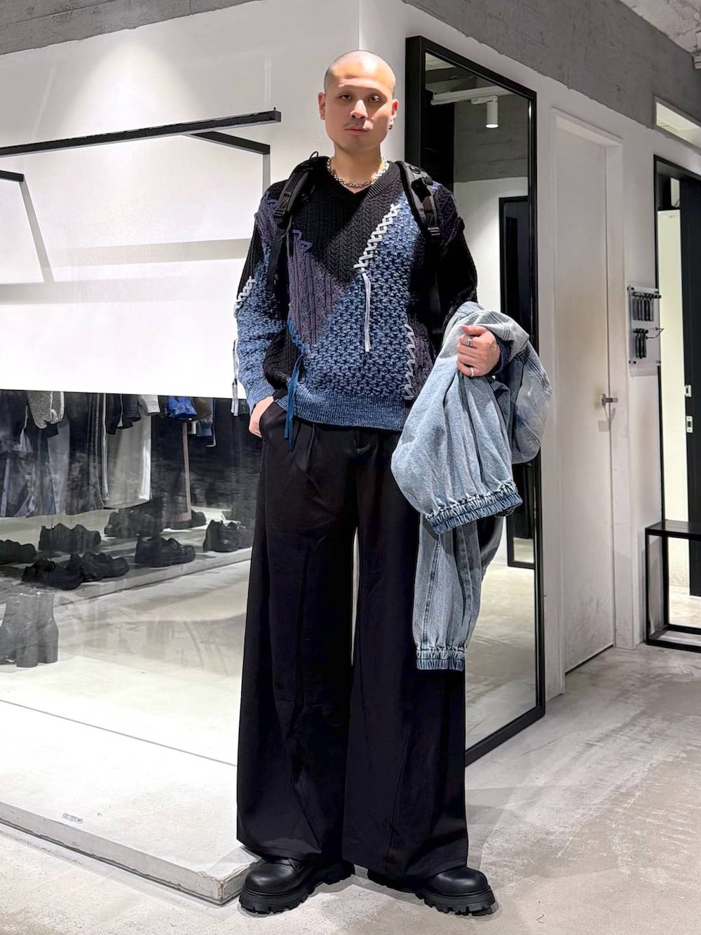 ブルー系のブルゾン、ブラック系のドレスシューズ、ブラック系のバックパック/リュックを着用したメンズの春コーディネートの6枚目の写真