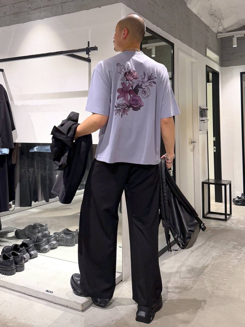 ブラック系のスニーカー、ブラック系のスラックス、パープル系のTシャツ/カットソーを着用したメンズの夏コーディネートの6枚目の写真