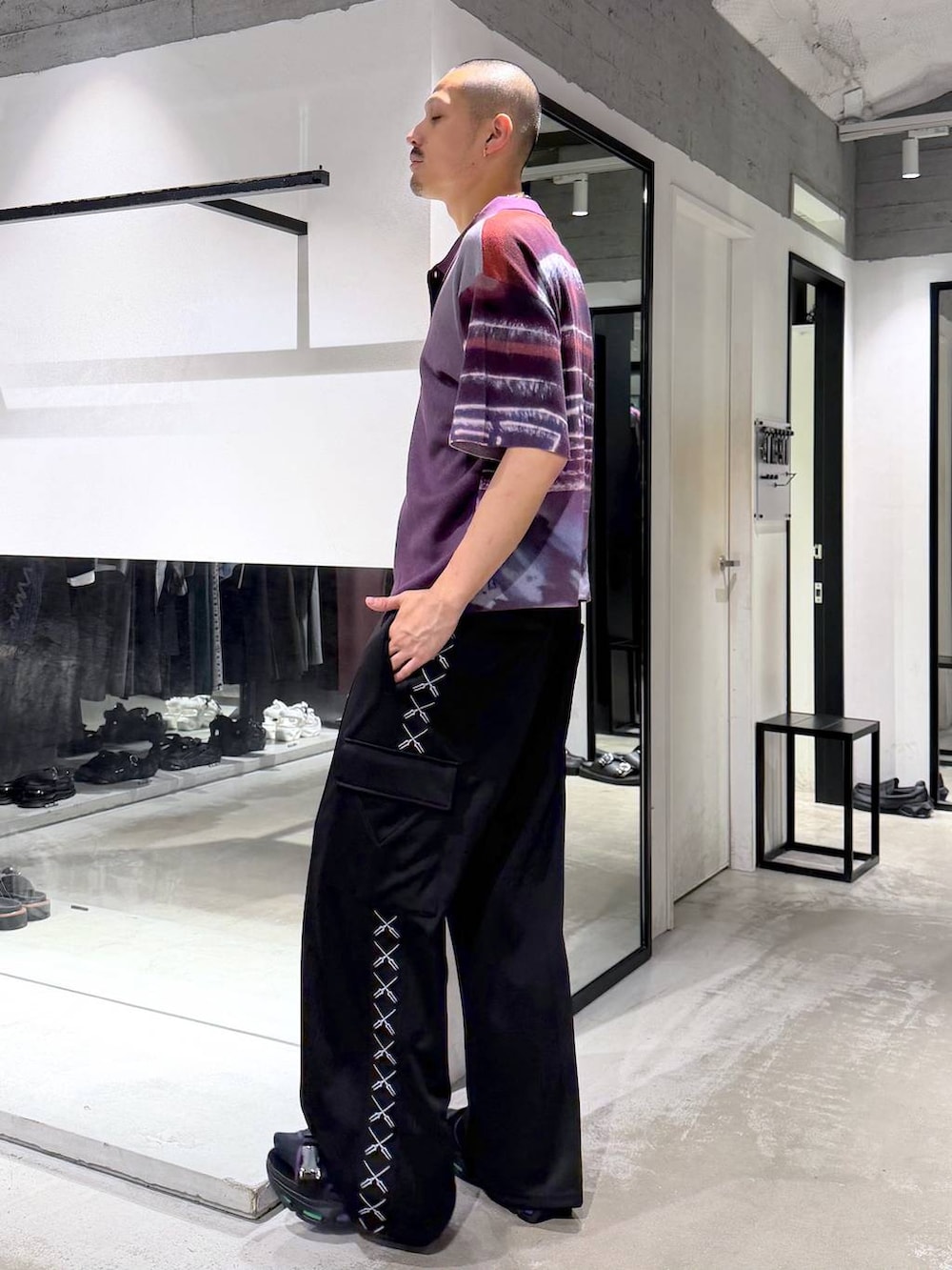 ブラック系のカーゴパンツ、パープル系のニット/セーター、ブラック系のサンダルを着用したメンズの夏コーディネートの2枚目の写真