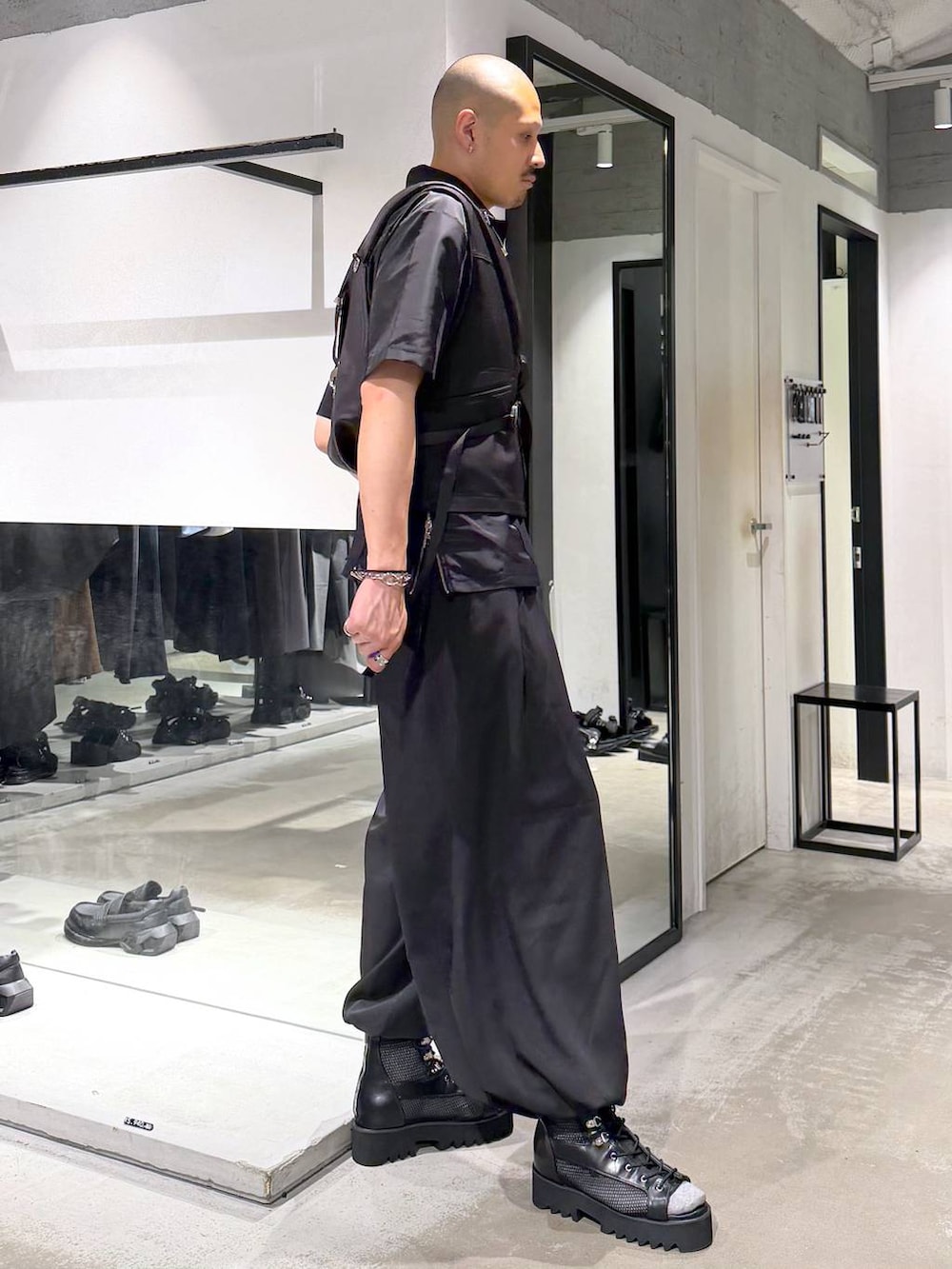ブラック系のショルダーバッグ、ブラック系のサンダル、ブラック系のTシャツ/カットソーを着用したメンズの夏コーディネートの5枚目の写真