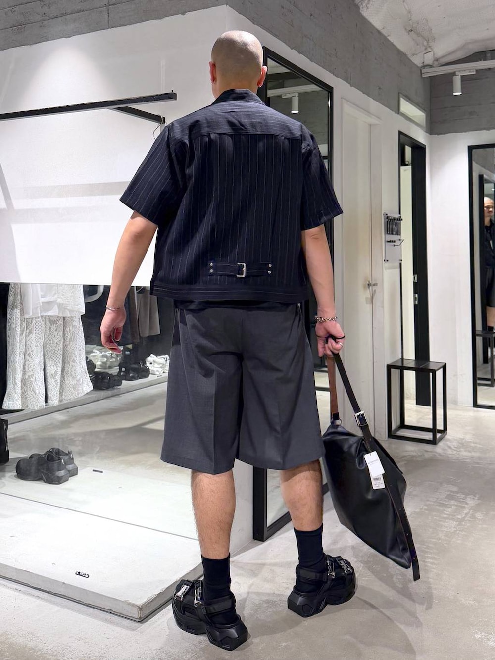 ブラック系のサンダル、ブラック系のトートバッグ、その他のシャツ/ブラウスを着用したメンズの夏コーディネートの3枚目の写真