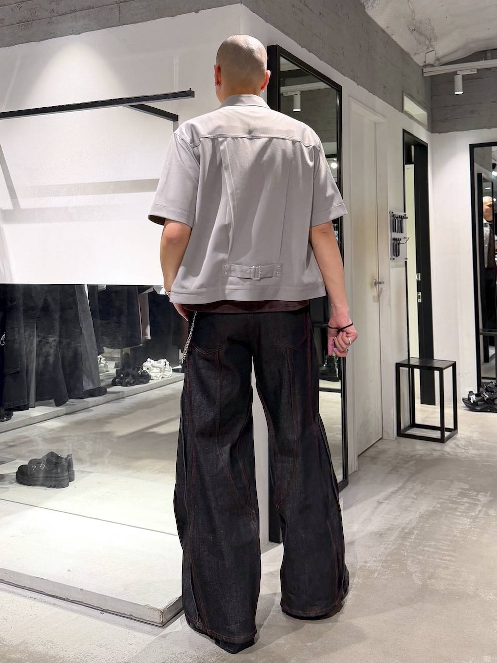 ブラック系のスニーカー、ブラック系のデニムパンツ、グレー系のシャツ/ブラウスを着用したメンズの春コーディネートの3枚目の写真