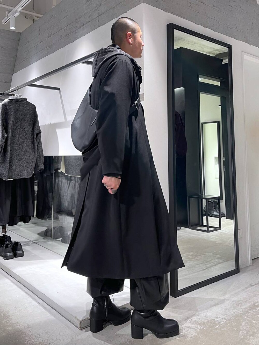 ブラック系のカーゴパンツ、ブラック系のパーカー、ブラック系のブーツを着用したメンズの冬コーディネートの4枚目の写真