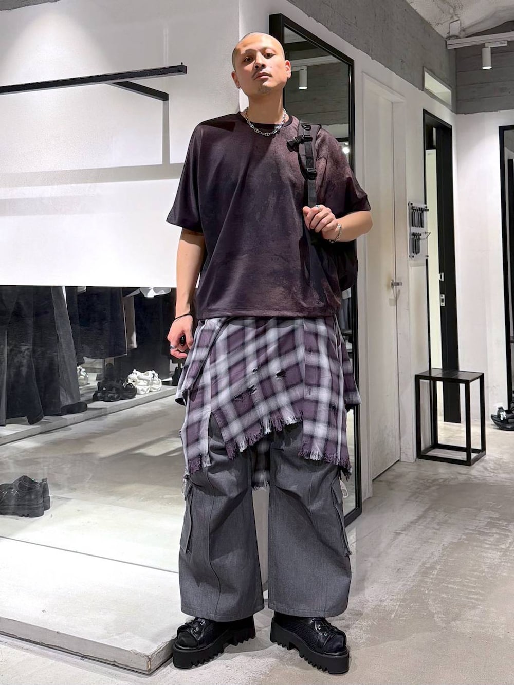 ブラック系のバックパック/リュック、グレー系のデニムパンツ、ブラック系のサンダルを着用したメンズの春コーディネートの2枚目の写真