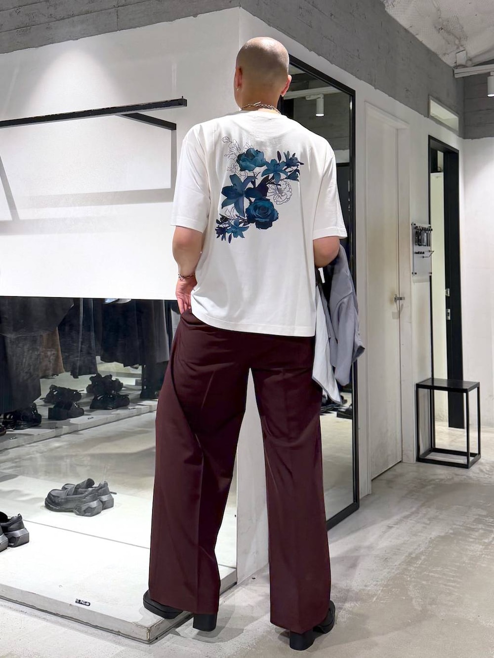 グレー系のシャツ/ブラウス、ブラック系のサンダル、レッド系のスラックスを着用したメンズの夏コーディネートの6枚目の写真