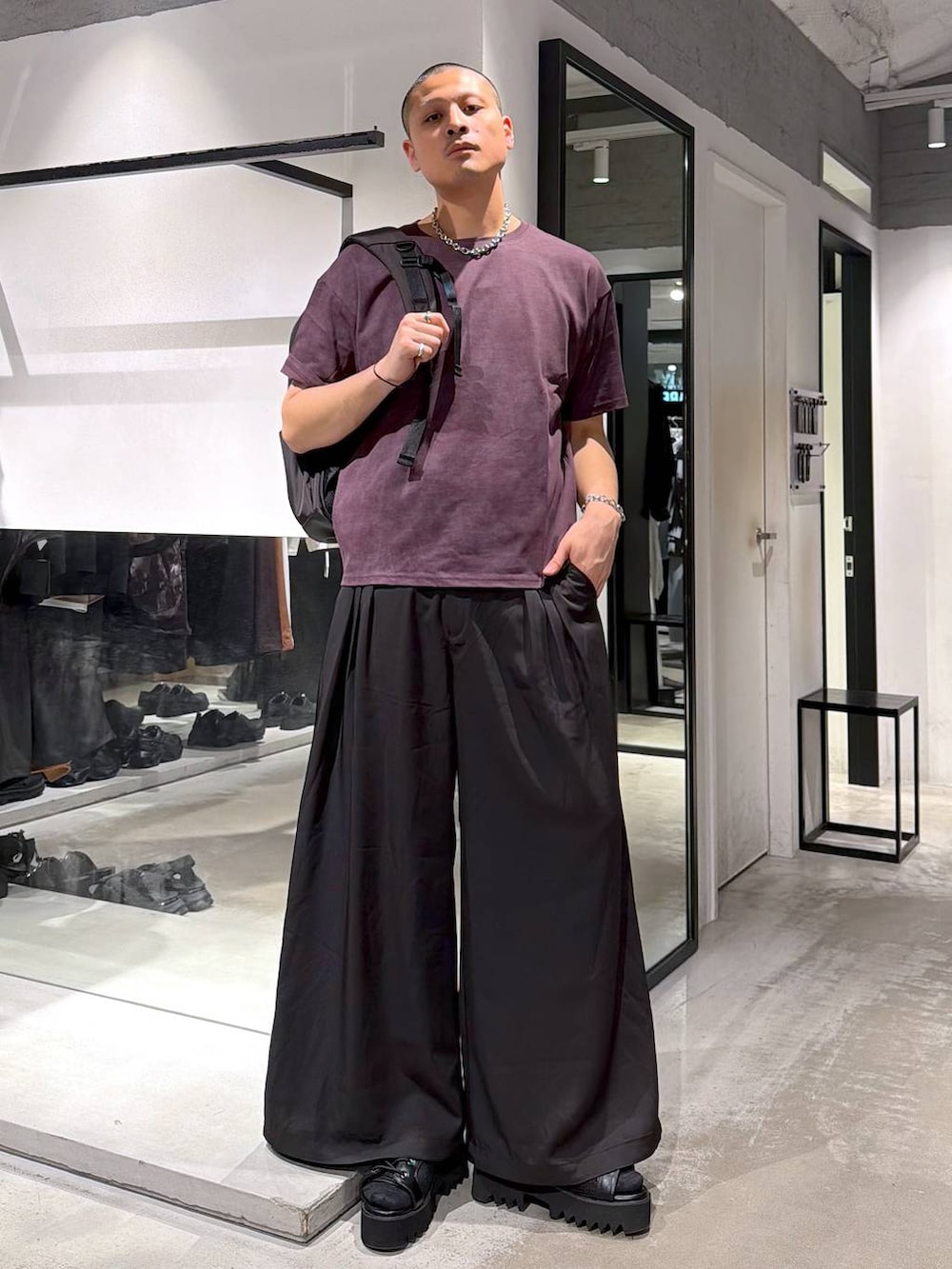 ブラック系のバックパック/リュック、ブラック系のサンダル、ブラック系のスラックスを着用したメンズの春コーディネートの6枚目の写真