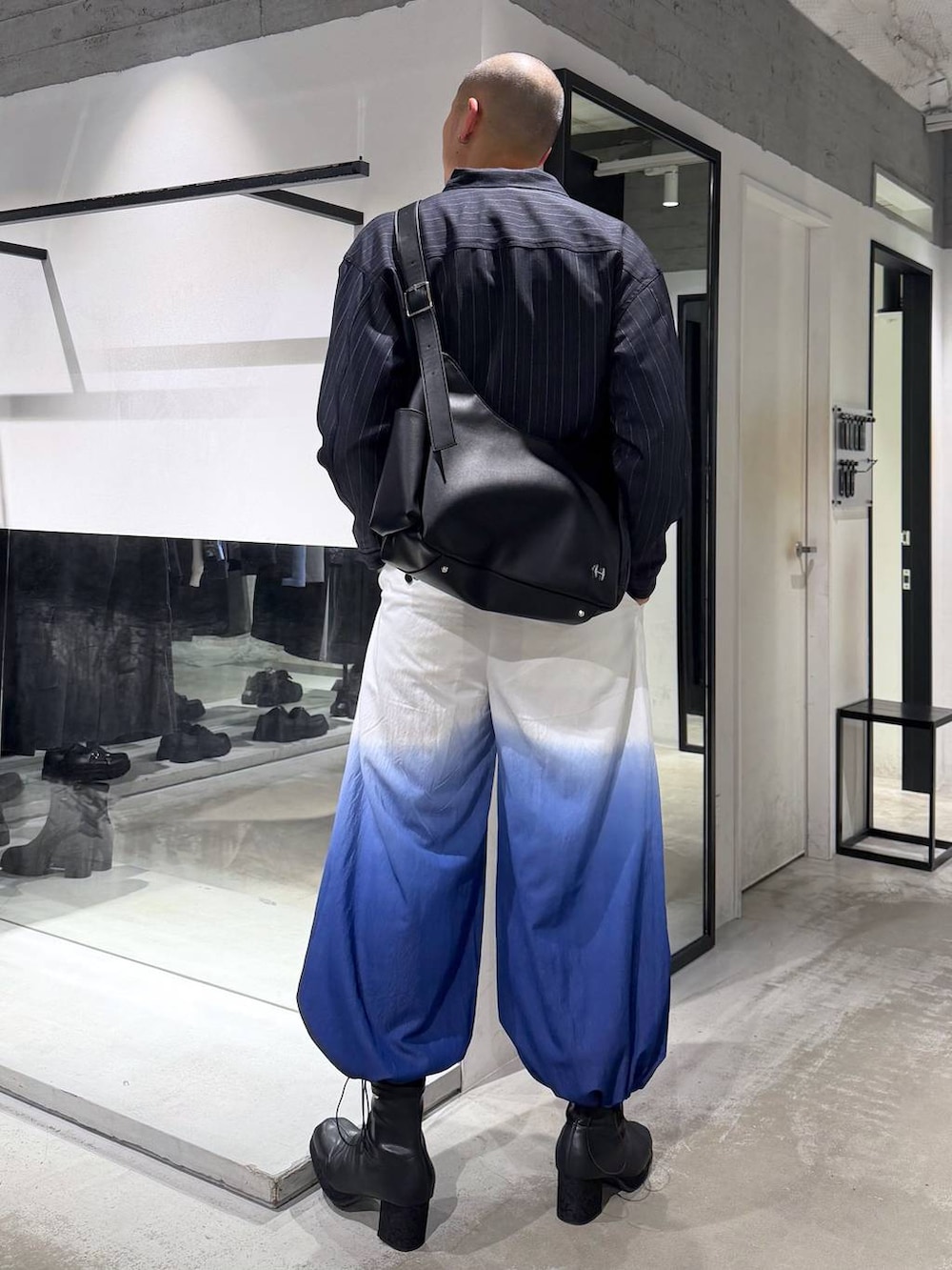 ブラック系のブーツ、ブルー系のその他パンツ、ブルー系のブルゾンを着用したメンズの春コーディネートの3枚目の写真