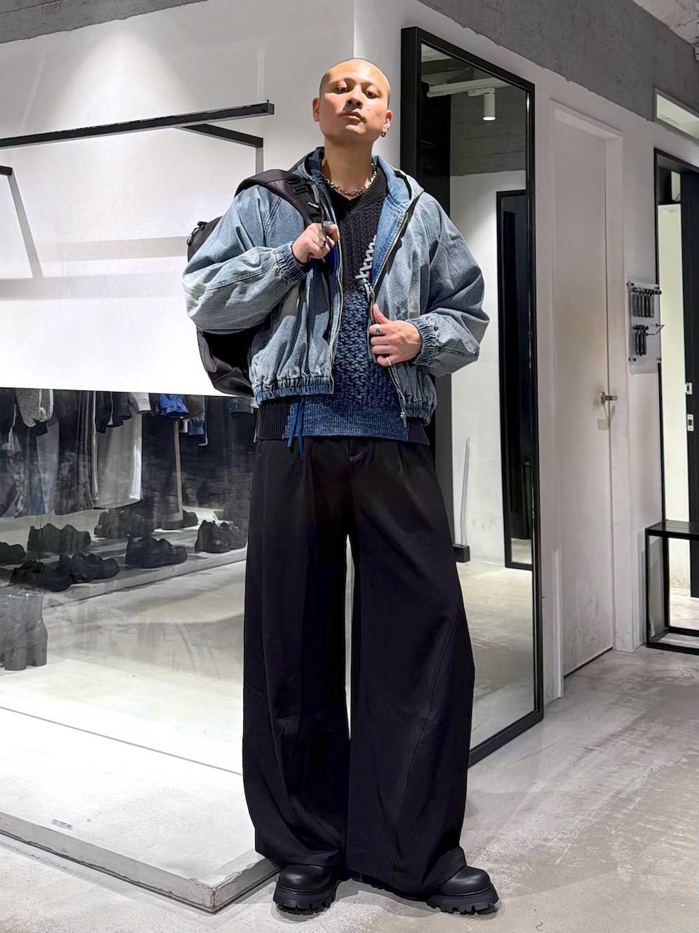 ブルー系のブルゾン、ブラック系のドレスシューズ、ブラック系のバックパック/リュックを着用したメンズの春コーディネートの2枚目の写真