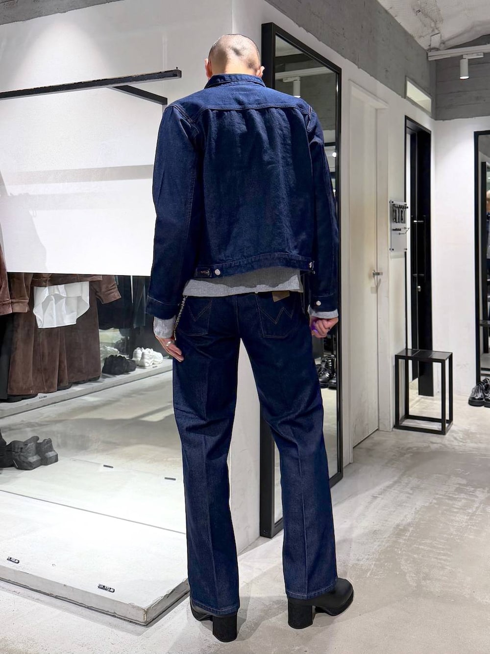 グレー系のTシャツ/カットソー、ブラック系のブーツ、ブルー系のデニムジャケットを着用したメンズの秋コーディネートの3枚目の写真