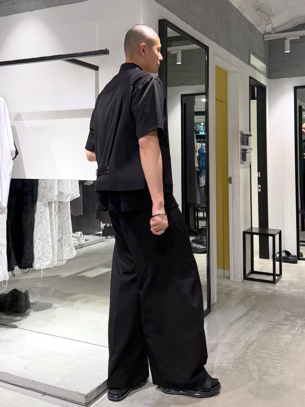 ブラック系のサンダル、ブラック系のスラックス、ブラック系のシャツ/ブラウスを着用したメンズの夏コーディネートの4枚目の写真
