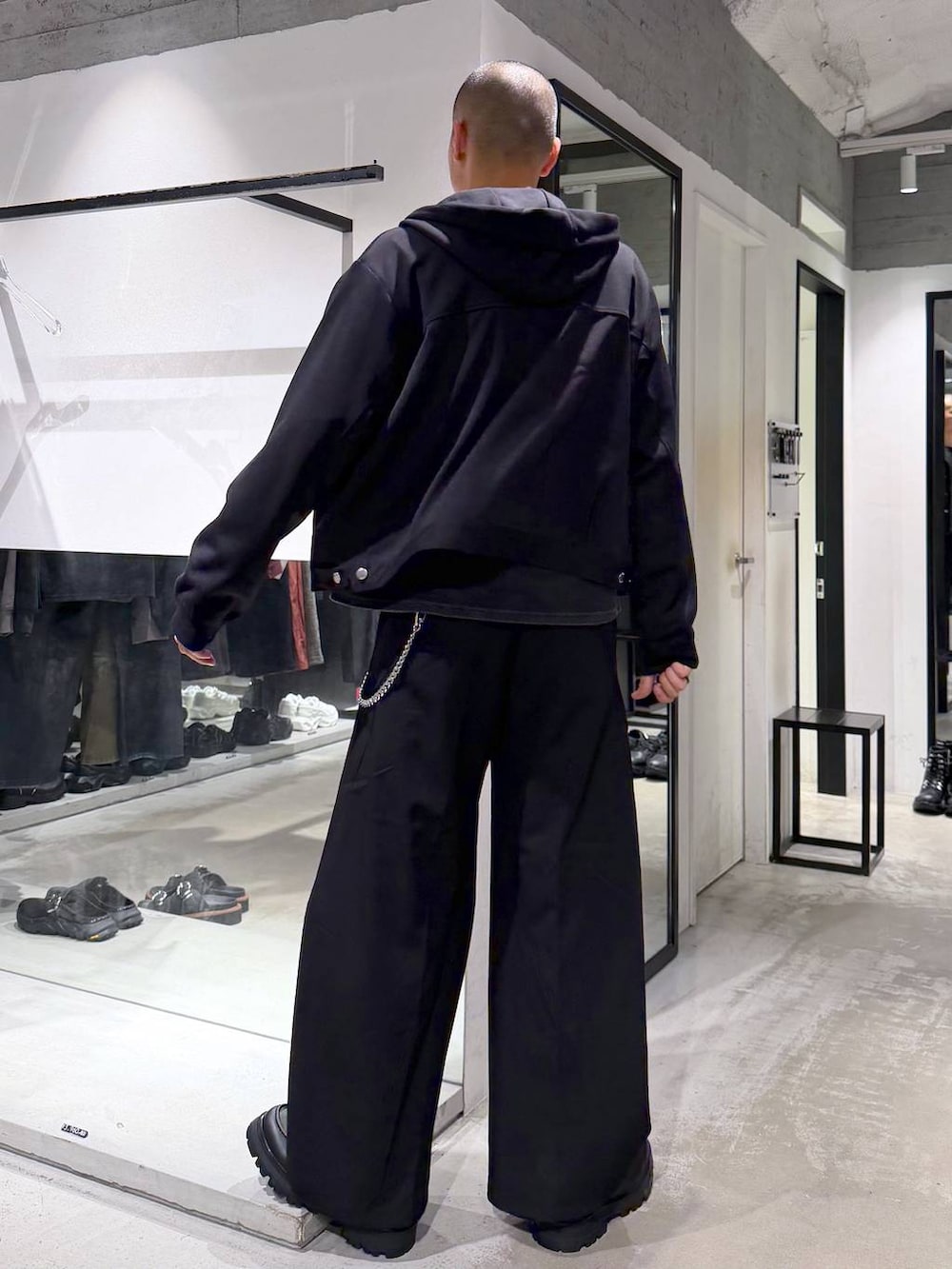 ブラック系のローファー、ブラック系のスラックス、ブラック系のTシャツ/カットソーを着用したメンズの秋コーディネートの3枚目の写真