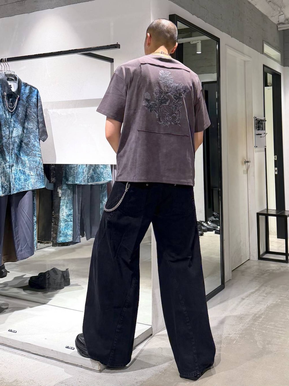 ホワイト系のシャツ/ブラウス、ブラック系のスニーカー、グレー系のTシャツ/カットソーを着用したメンズの夏コーディネートの5枚目の写真