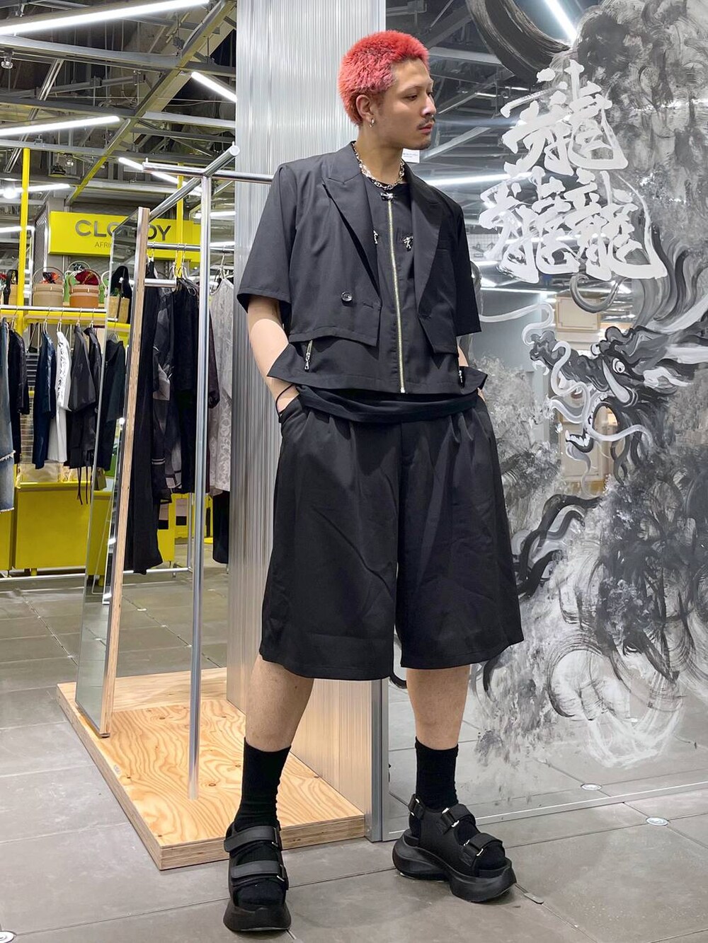 ブラック系のその他パンツ、ブラック系のサンダル、ブラック系のベストを着用したメンズの夏コーディネートの2枚目の写真