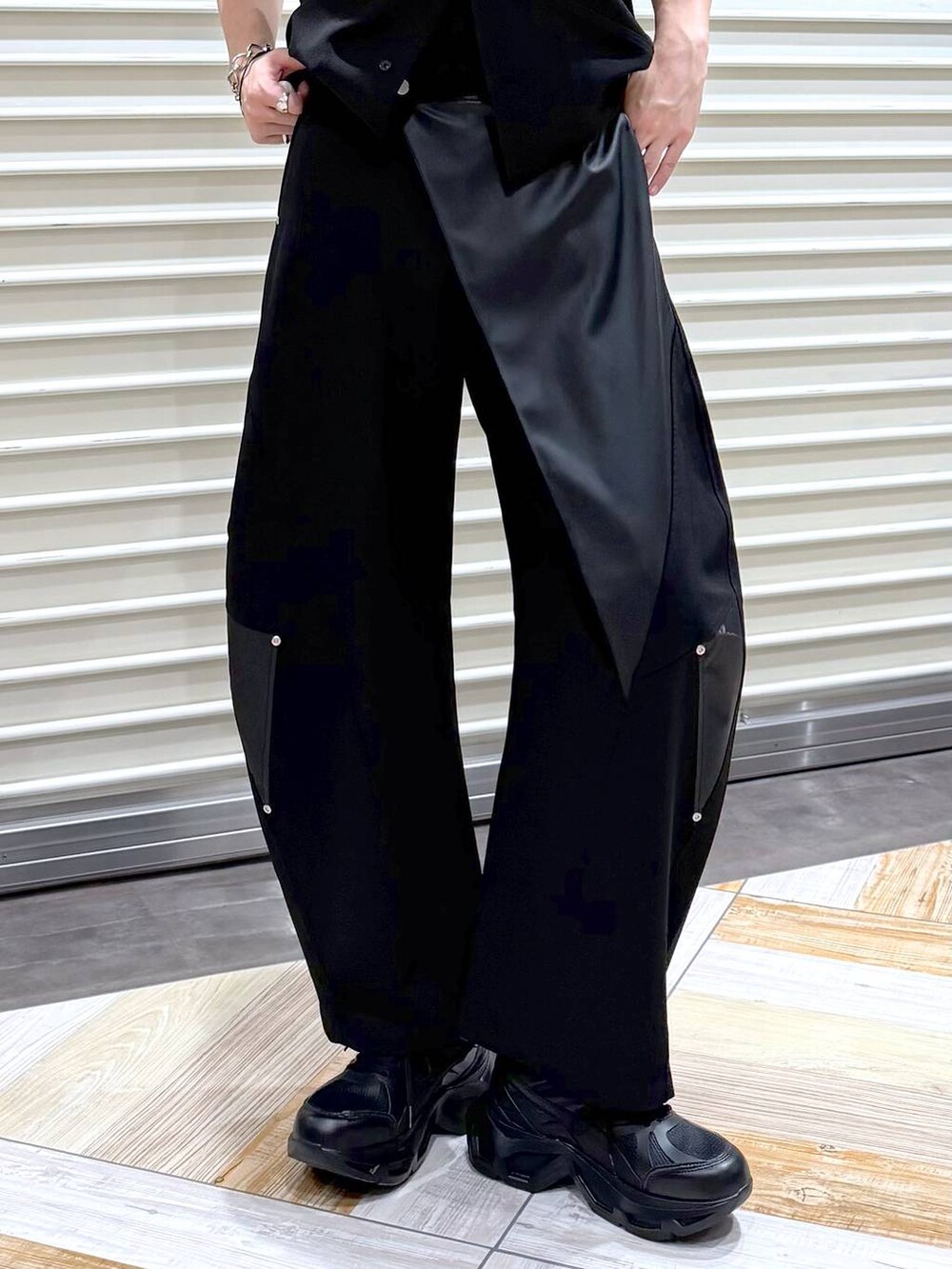 ブラック系のスラックス、ブラック系のシャツ/ブラウス、ブラック系のスニーカーを着用したメンズの夏コーディネートの6枚目の写真