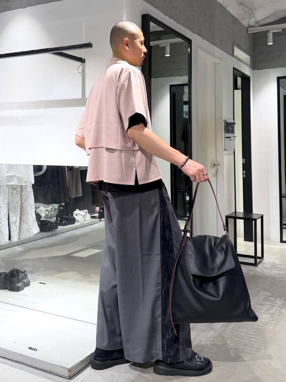 グレー系のその他パンツ、ブラック系のサンダル、ブラック系のトートバッグを着用したメンズの夏コーディネートの4枚目の写真