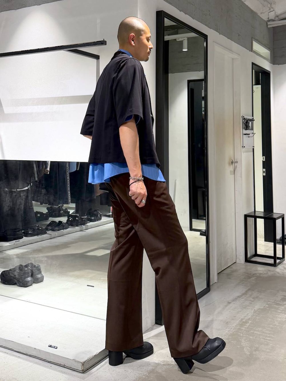 ブルー系のシャツ/ブラウス、ブラウン系のスラックス、ブラック系のサンダルを着用したメンズの夏コーディネートの4枚目の写真