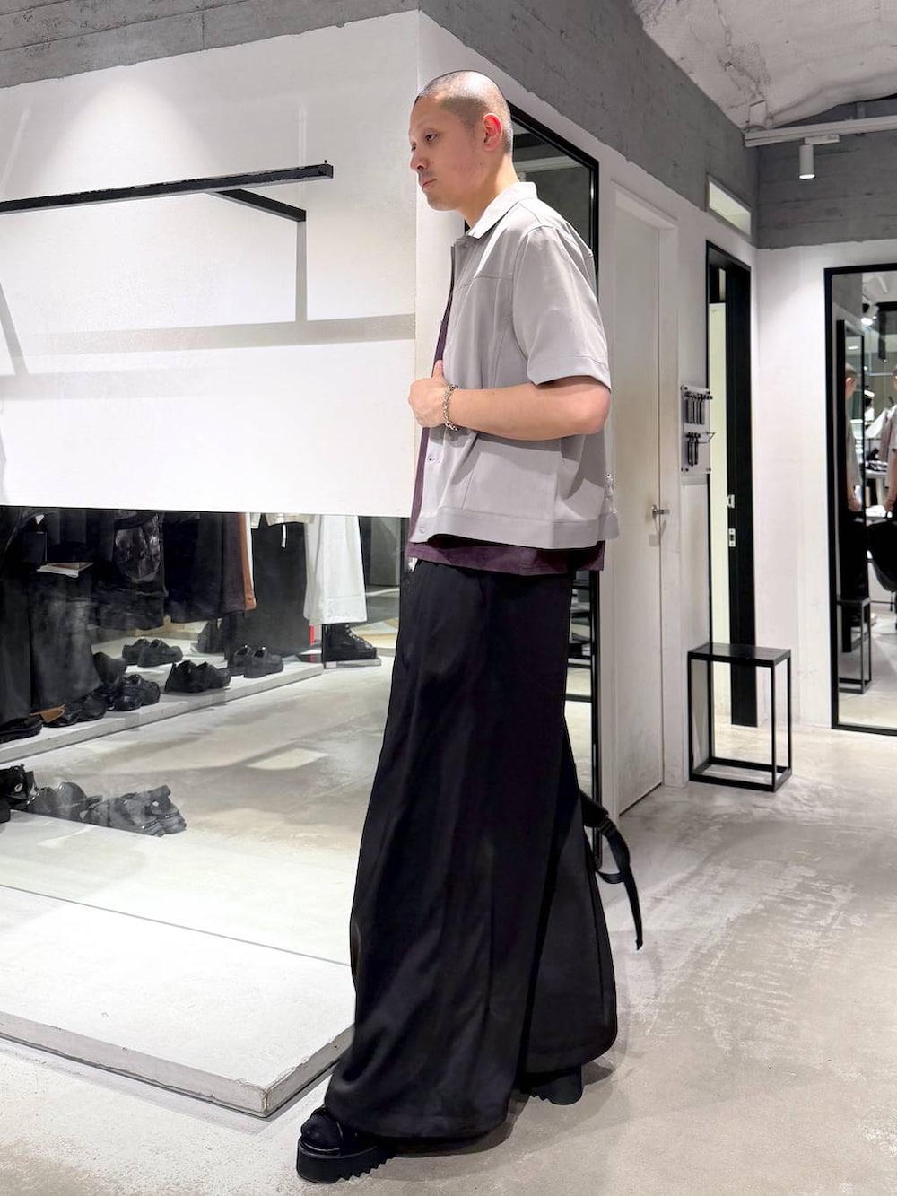 ブラック系のバックパック/リュック、ブラック系のサンダル、ブラック系のスラックスを着用したメンズの春コーディネートの2枚目の写真