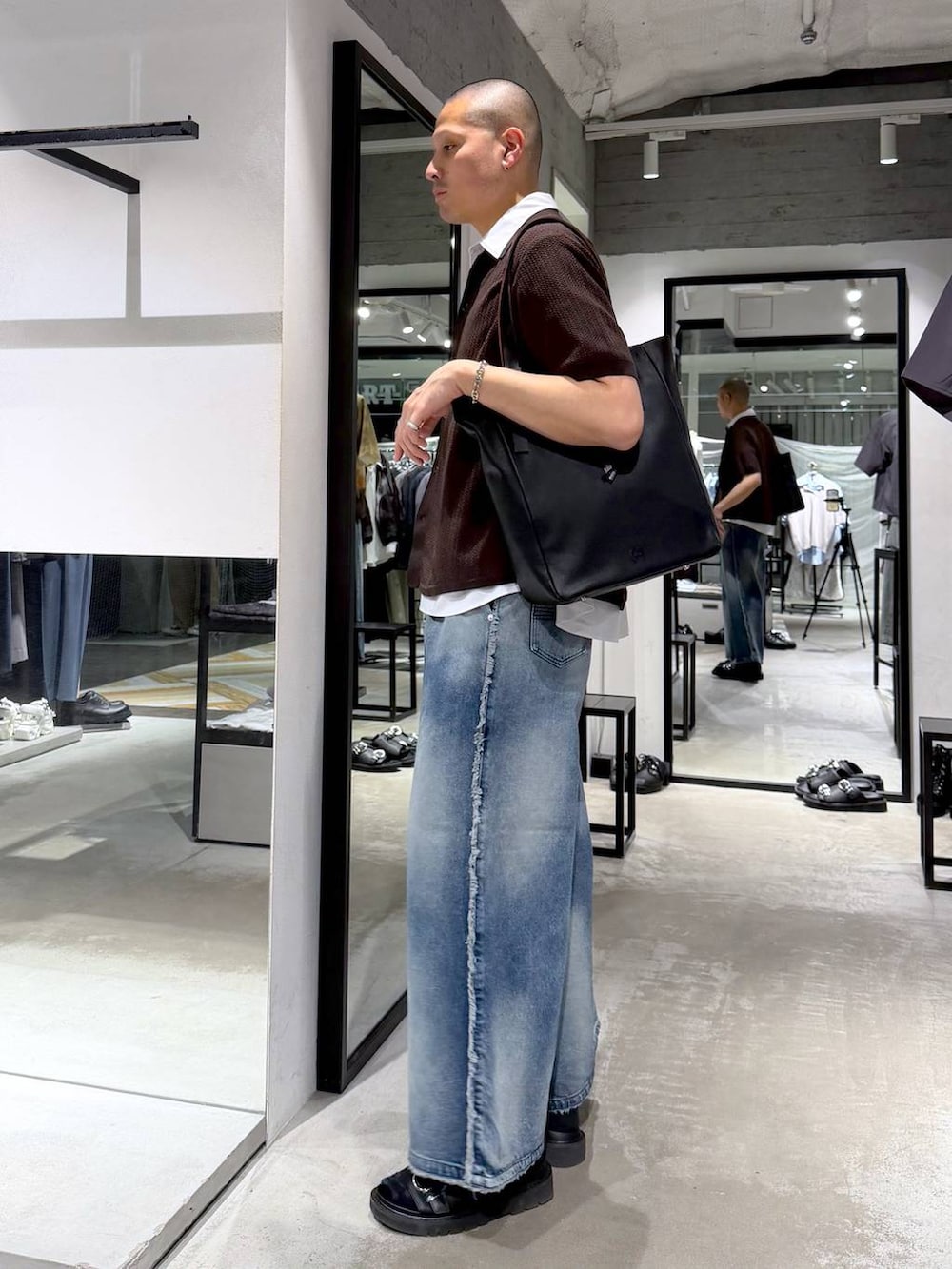 ブラック系のサンダル、ブラウン系のニット/セーター、ブラック系のトートバッグを着用したメンズの春コーディネートの2枚目の写真