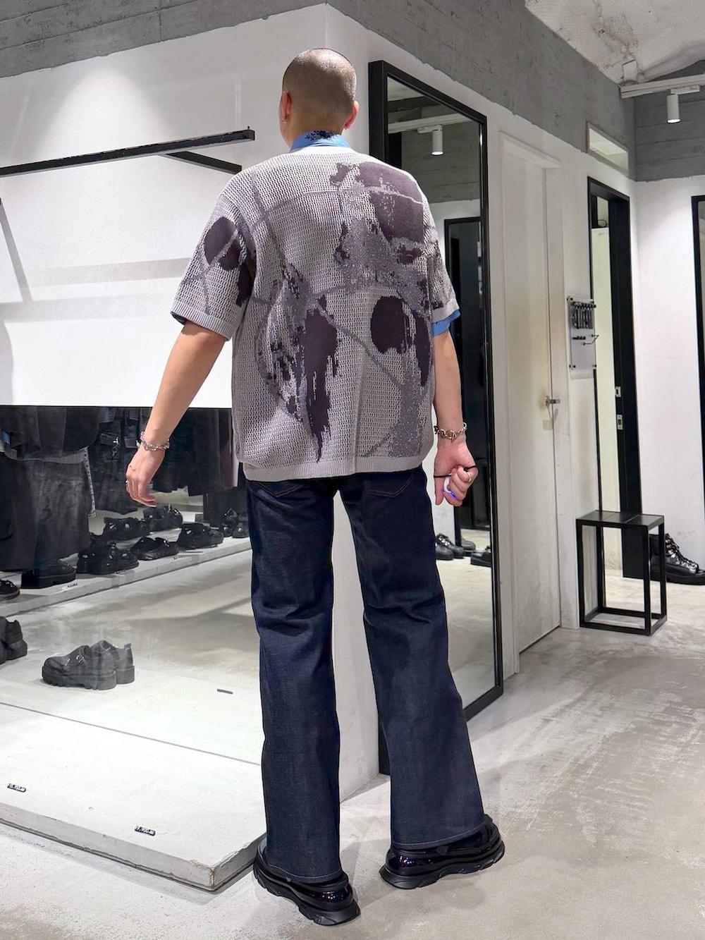 グレー系のカーディガン/ボレロ、ブルー系のシャツ/ブラウス、ブラック系のサンダルを着用したメンズの夏コーディネートの3枚目の写真