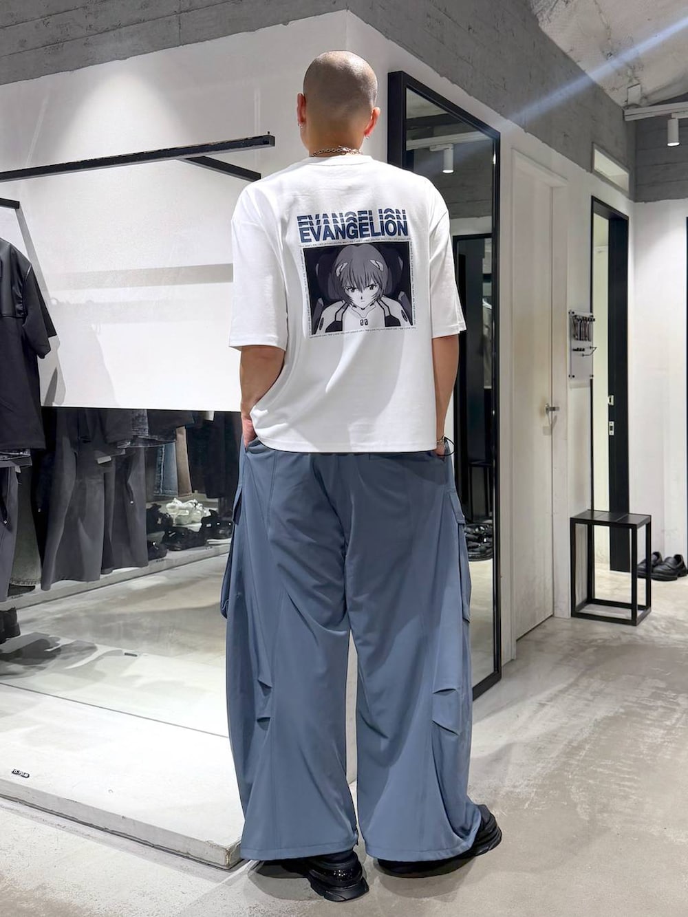 ホワイト系のTシャツ/カットソー、ブルー系のカーゴパンツ、ブラック系のサンダルを着用したメンズの夏コーディネートの3枚目の写真