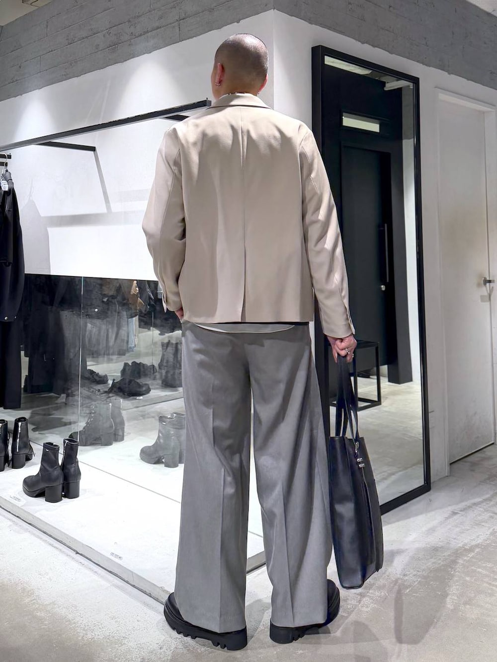 ブラック系のネクタイ、ホワイト系のシャツ/ブラウス、ベージュ系のテーラードジャケットを着用したメンズの冬コーディネートの3枚目の写真