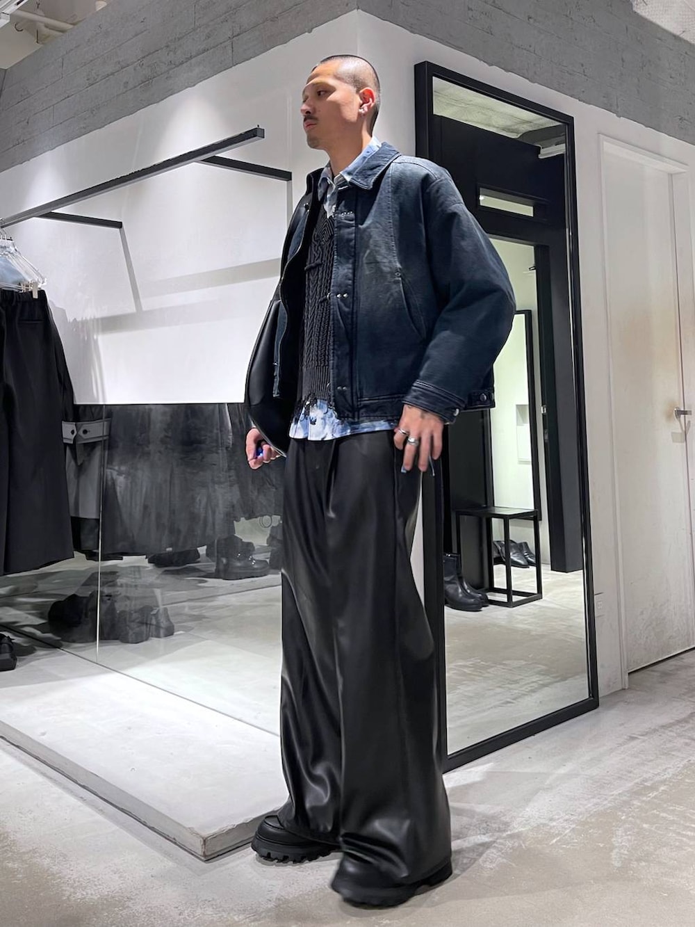 ブラック系のスラックス、ブラック系のドレスシューズ、ブラック系のショルダーバッグを着用したメンズの冬コーディネートの2枚目の写真