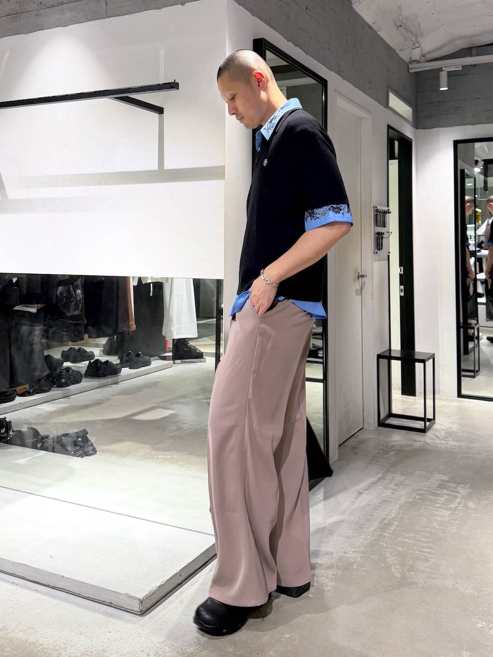 ピンク系のスラックス、ブルー系のシャツ/ブラウス、ブラック系のドレスシューズを着用したメンズの春コーディネートの2枚目の写真