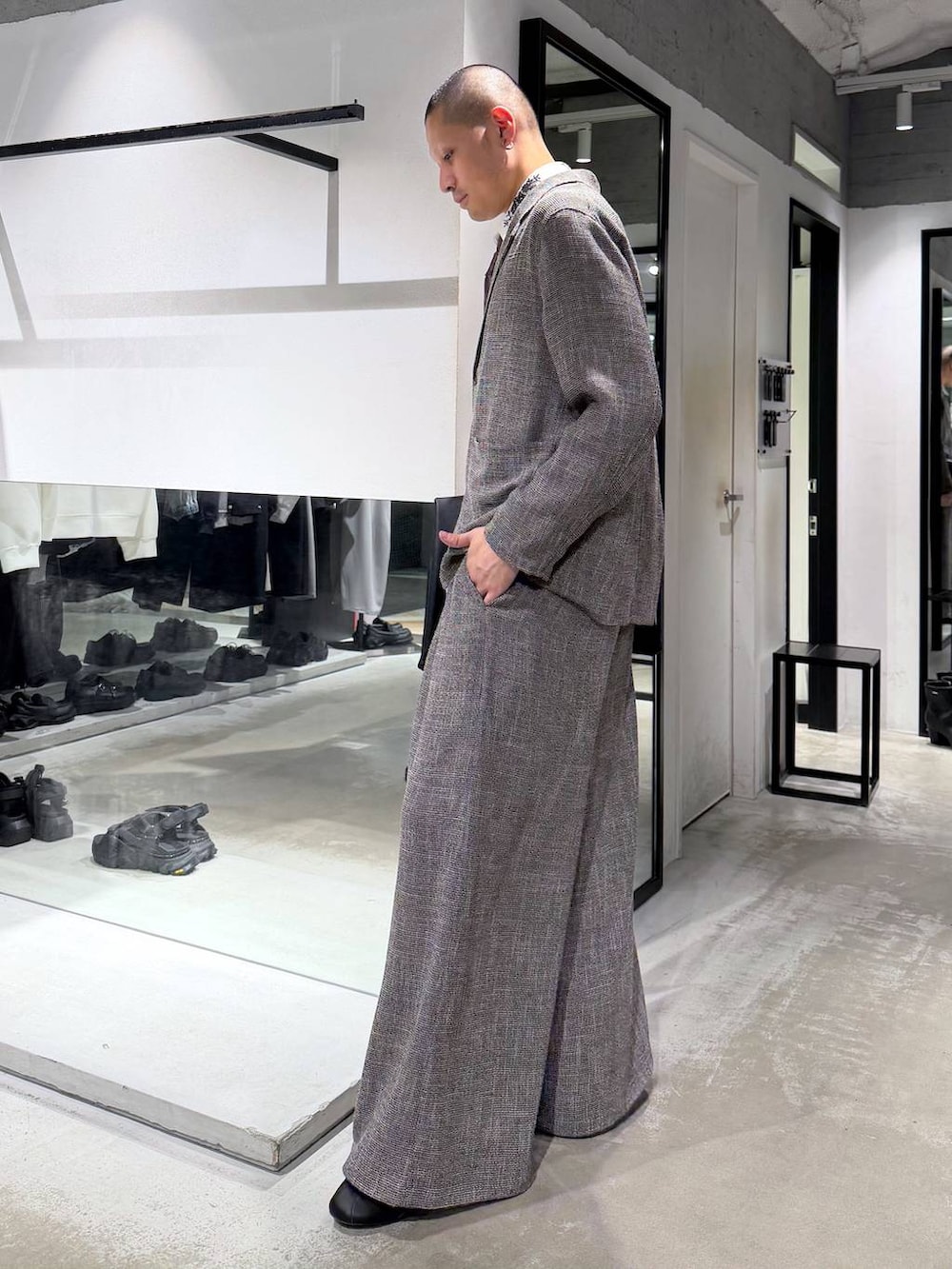 レッド系のネクタイ、グレー系のテーラードジャケット、ホワイト系のシャツ/ブラウスを着用したメンズの春コーディネートの2枚目の写真