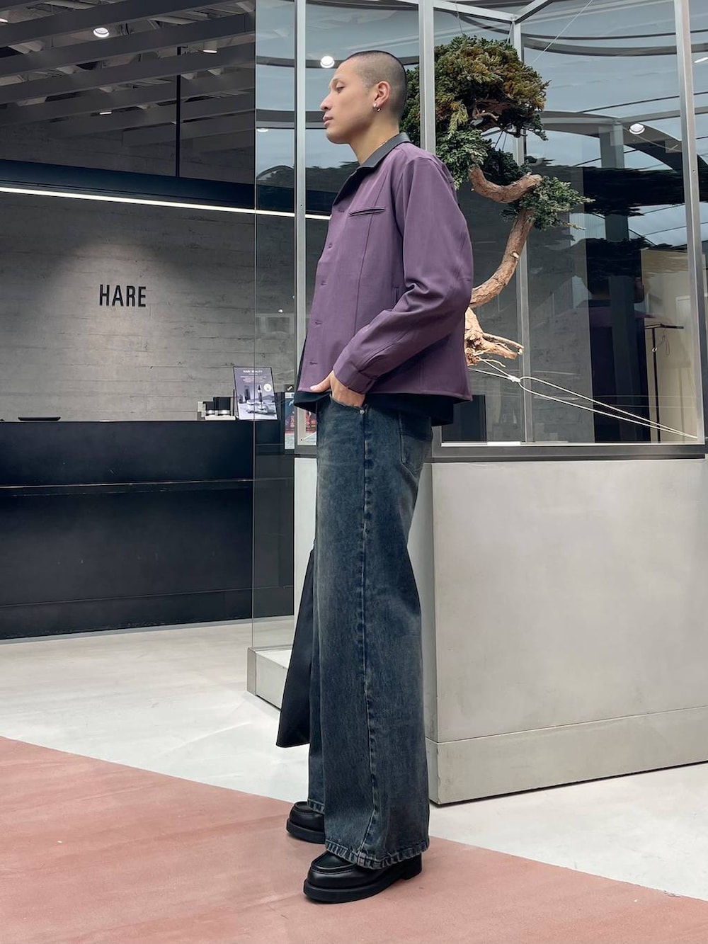 ブラック系のローファー、ブルー系のデニムパンツ、パープル系のシャツ/ブラウスを着用したメンズの秋コーディネートの2枚目の写真