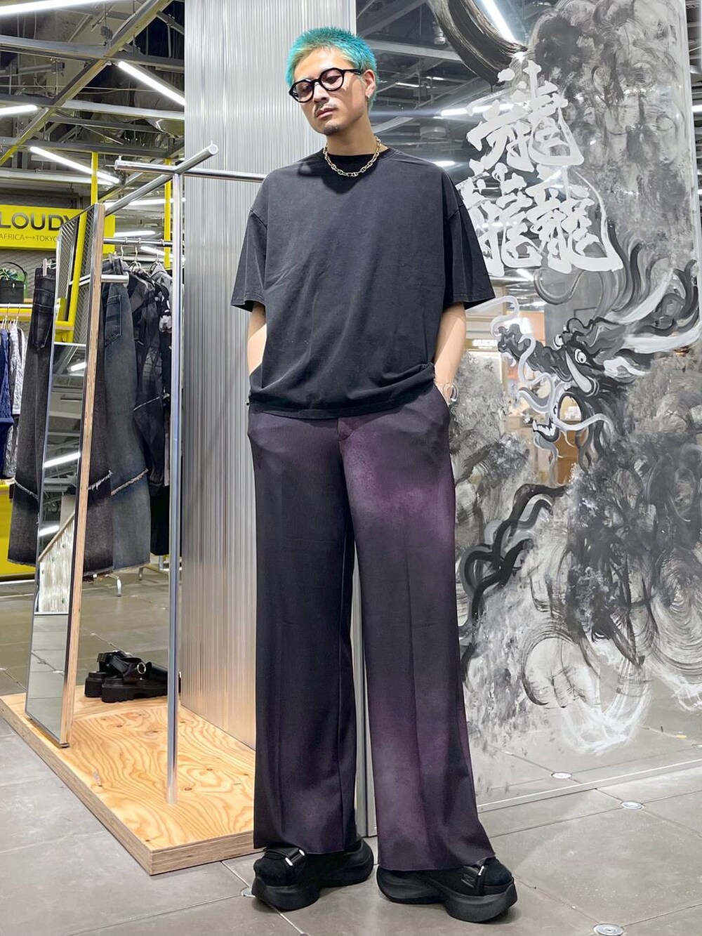 ブラック系のサンダル、ブラック系のその他パンツ、ブラック系のTシャツ/カットソーを着用したメンズの夏コーディネートの2枚目の写真