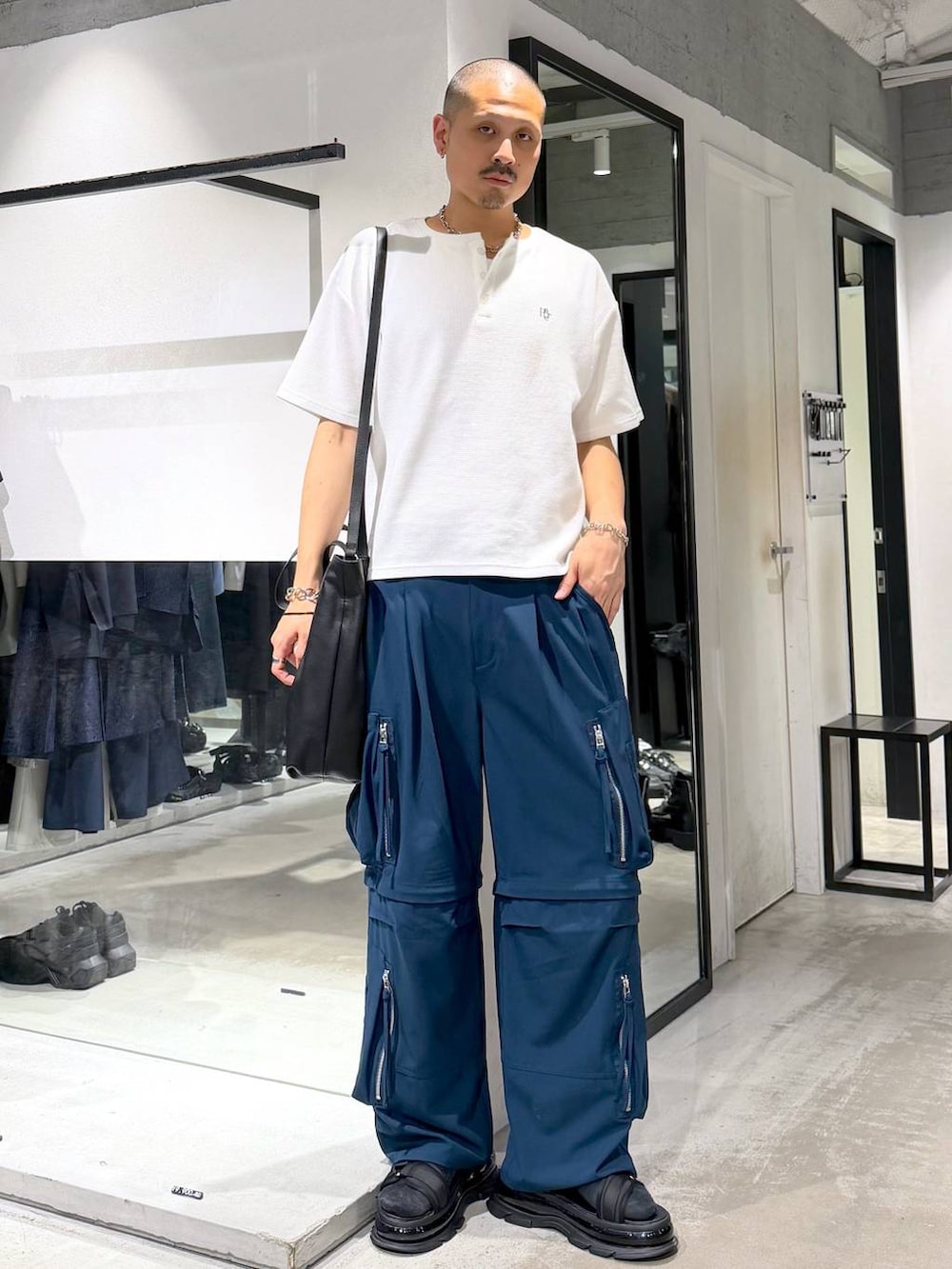 ブラック系のトートバッグ、ブラック系のサンダル、ブラック系のシャツ/ブラウスを着用したメンズの夏コーディネートの5枚目の写真