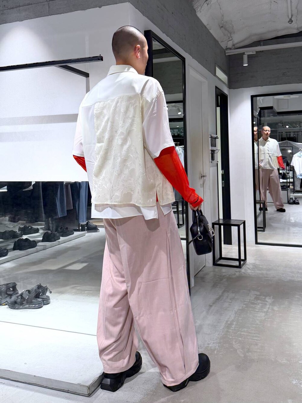 ホワイト系のシャツ/ブラウス、ブラック系のドレスシューズ、ブラック系のショルダーバッグを着用したメンズの春コーディネートの4枚目の写真