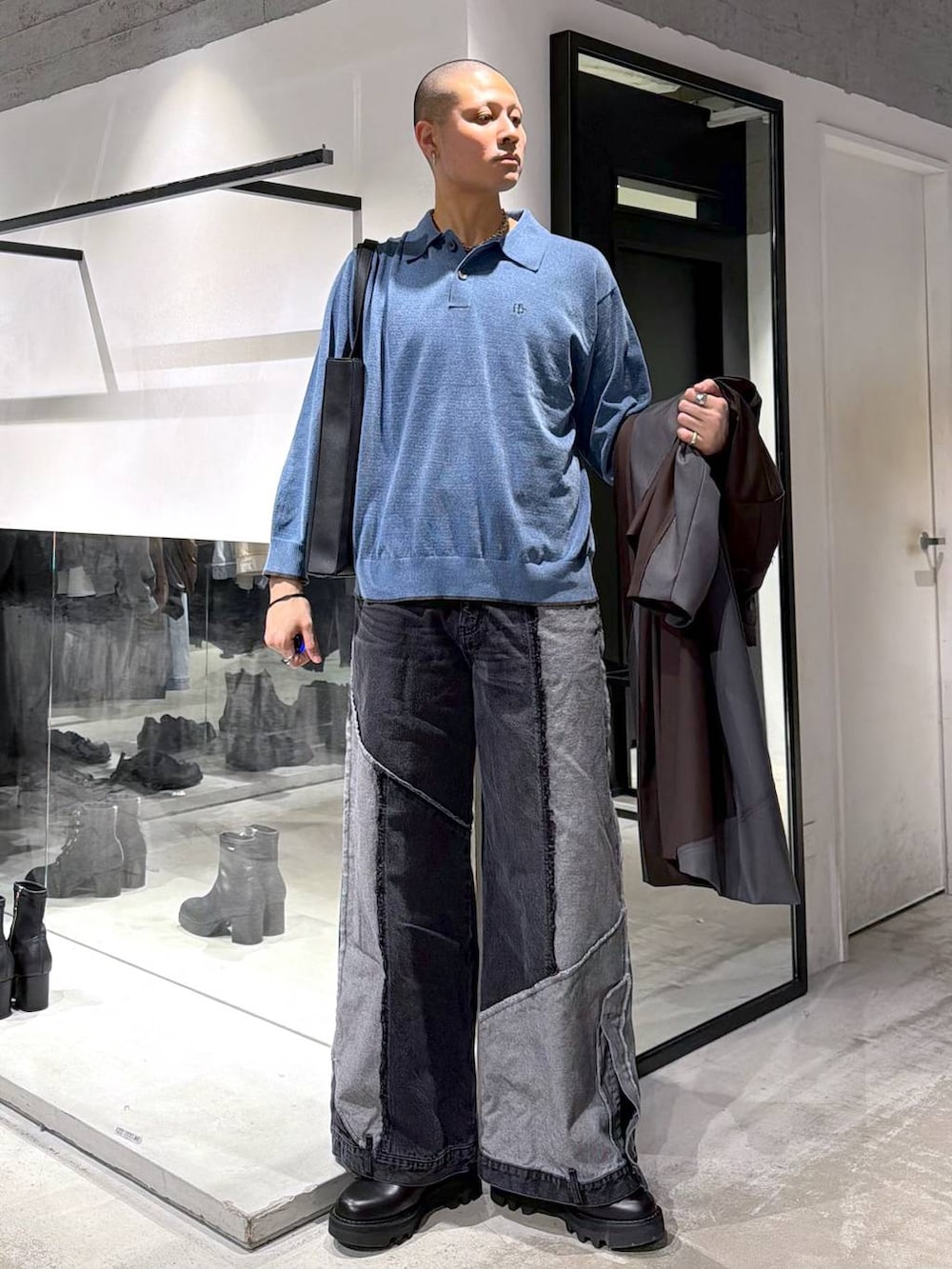 ブルー系のポロシャツ、ブラック系のデニムパンツ、ブラック系のドレスシューズを着用したメンズの春コーディネートの5枚目の写真