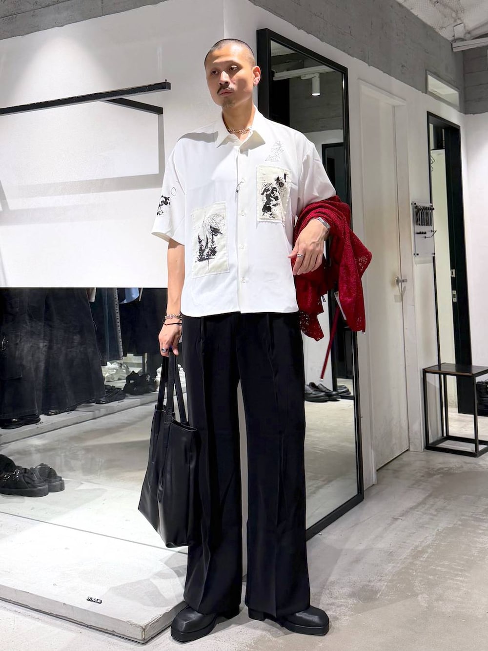 ブラック系のスラックス、ホワイト系のシャツ/ブラウス、ブラック系のサンダルを着用したメンズの夏コーディネートの5枚目の写真