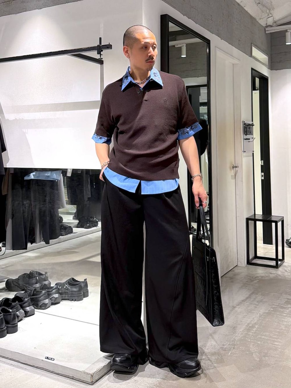 ブルー系のシャツ/ブラウス、ブラック系のスニーカー、ブラック系のスラックスを着用したメンズの夏コーディネートの2枚目の写真