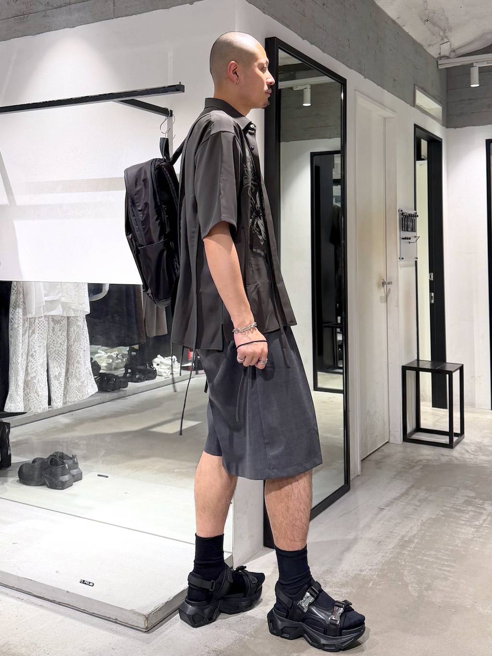 ブラック系のサンダル、ホワイト系のTシャツ/カットソー、ブラック系のバックパック/リュックを着用したメンズの夏コーディネートの4枚目の写真